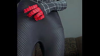 Miles morales homem aranha cosplay batendo uma punheta e gozando bastante bem gostoso gozo farto
