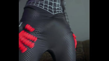 Miles morales homem aranha cosplay batendo uma punheta e gozando bastante bem gostoso gozo farto