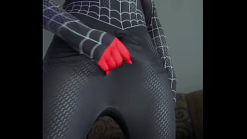 Miles morales homem aranha cosplay batendo uma punheta e gozando bastante bem gostoso gozo farto