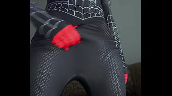 Miles morales homem aranha cosplay batendo uma punheta e gozando bastante bem gostoso gozo farto