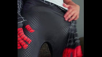 Miles morales homem aranha cosplay batendo uma punheta e gozando bastante bem gostoso gozo farto