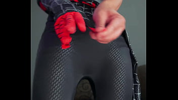 Miles morales homem aranha cosplay batendo uma punheta e gozando bastante bem gostoso gozo farto
