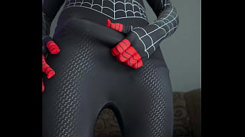 Miles morales homem aranha cosplay batendo uma punheta e gozando bastante bem gostoso gozo farto