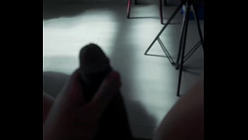 Miles morales homem aranha cosplay batendo uma punheta e gozando bastante bem gostoso gozo farto