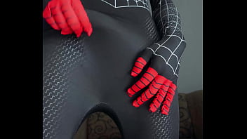 Miles morales homem aranha cosplay batendo uma punheta e gozando bastante bem gostoso gozo farto
