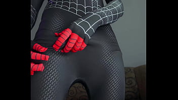 Miles morales homem aranha cosplay batendo uma punheta e gozando bastante bem gostoso gozo farto