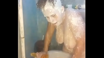 Gozei vomitando leite na cara com uma rola imensa me engasgando