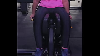 Mulher abrindo as pernas na academia