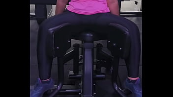 Mulher abrindo as pernas na academia