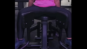 Mulher abrindo as pernas na academia