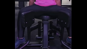 Mulher abrindo as pernas na academia