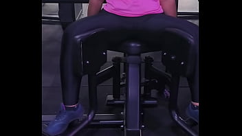 Mulher abrindo as pernas na academia