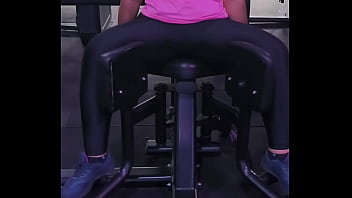 Mulher abrindo as pernas na academia