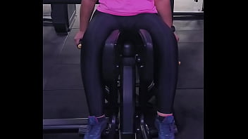 Mulher abrindo as pernas na academia