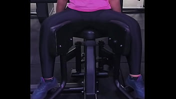 Mulher abrindo as pernas na academia