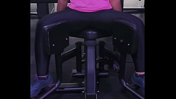 Mulher abrindo as pernas na academia