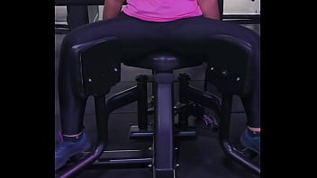 Mulher abrindo as pernas na academia