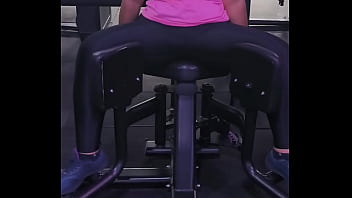 Mulher abrindo as pernas na academia