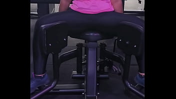 Mulher abrindo as pernas na academia