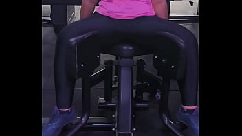 Mulher abrindo as pernas na academia