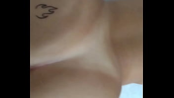 Ruiva casada mostra a buceta na internet enquanto espera o amigo do marido vim foder seu cuzinho até gozar