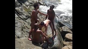Fudendo O Passivo Na Praia thumbnail