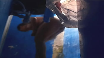 Madrastra de culo grande duchandose su pussy Madrastra de culo grande duchandose su pussy