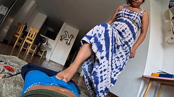 Me invitó a comer solo para terminar llevándome a la cama me dijo que aplicaria la de boca come y culo paga y decidí pagarle de la mejor manera