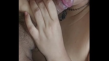 Padrastro me venda los ojos para sorprenderme y me da su verga venosa