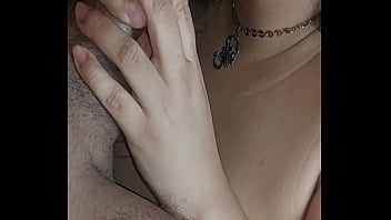 Padrastro me venda los ojos para sorprenderme y me da su verga venosa