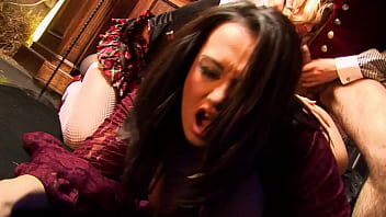 At the horror shop she found a hard cock and a wet pussy for anice threesome