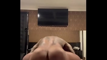 Tratada igual puta fudeu meu cú gozou na minha boca e mijou na minha cara do jeito que gosto