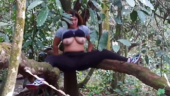 O cara pagou pra ve a minha buceta no parque ecologico tive que entrar no mato e mostrar pra ele