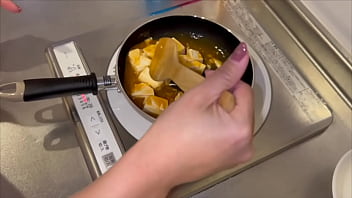 【同棲カップルのsex】彼女の裸エプロン姿に我慢出来ずにキッチンで中出しされちゃう彼女。