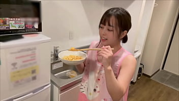 【同棲カップルのsex】彼女の裸エプロン姿に我慢出来ずにキッチンで中出しされちゃう彼女。