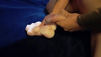 Tirando a virgindade da minha pequena boneca