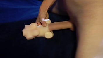 Tirando a virgindade da minha pequena boneca