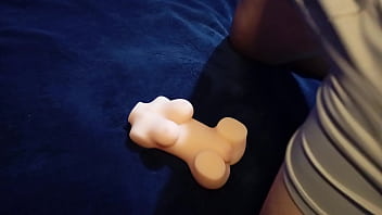 Tirando a virgindade da minha pequena boneca