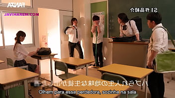 Aluna novinha tímida vira marmita do grupo legendado