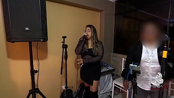 Se levanta a una cantante de cumbia y se la lleva directo a su cama