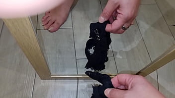 Geme e gode trova le mutandine della matrigna e il cazzo gli diventa enorme sborra sulle sue mutande e gode con tanta sborra