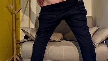 Geme e gode trova le mutandine della matrigna e il cazzo gli diventa enorme sborra sulle sue mutande e gode con tanta sborra