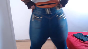 Exibindo peitos bunda na calça jeans e shortinho safado