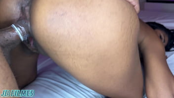 Morena delicia quase desmaia no seu primeiro orgasmo com squirting