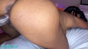Morena delicia quase desmaia no seu primeiro orgasmo com squirting