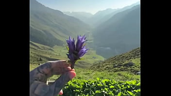 I got a super amazing flower from lily lu filmz what’s the most thoughtful gift you’ve ever received #flower