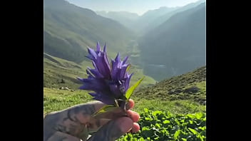 I got a super amazing flower from lily lu filmz what’s the most thoughtful gift you’ve ever received #flower