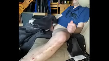 Je me masturbe à la vue de tout le monde