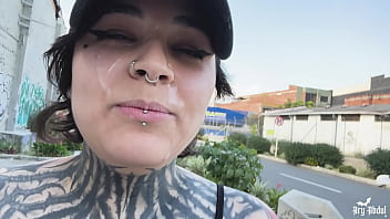 Puta pierde en reto la follo y hace una cumwalk en la calle