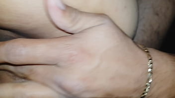 Ella no sabe que le está enseñando el culo a todos ustedes